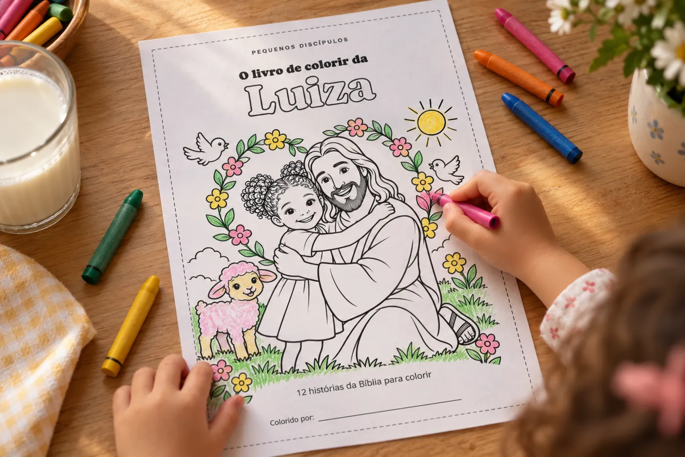 Livro de colorir impresso com a capa da Luiza abraçada por Jesus, sendo colorido com giz de cera